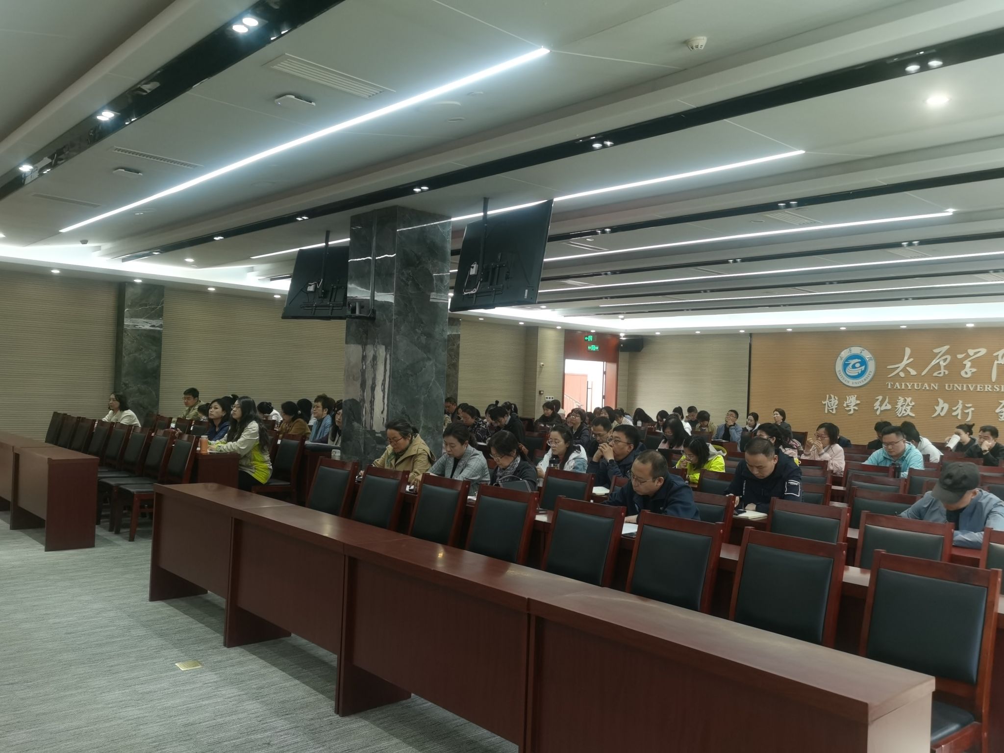 学校召开2024-2025学年第二学期第二次教学工作例会暨5版人才培养方案解读会(图2)