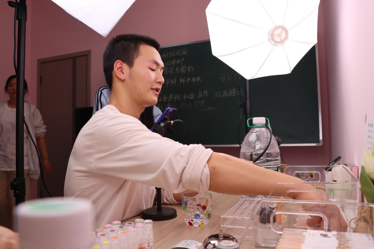 必威咨询：湖南汽车工程职业大学打造商贸人才培养新高地(图1)