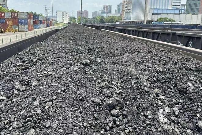 迎峰度夏烈日下的“运煤铁军”(图3)