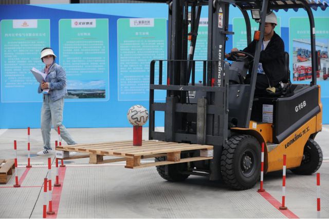 2025年成都百万职工技能大赛青白江区叉车工技能比赛在玉湖冷链成都园区圆满收官！(图3)