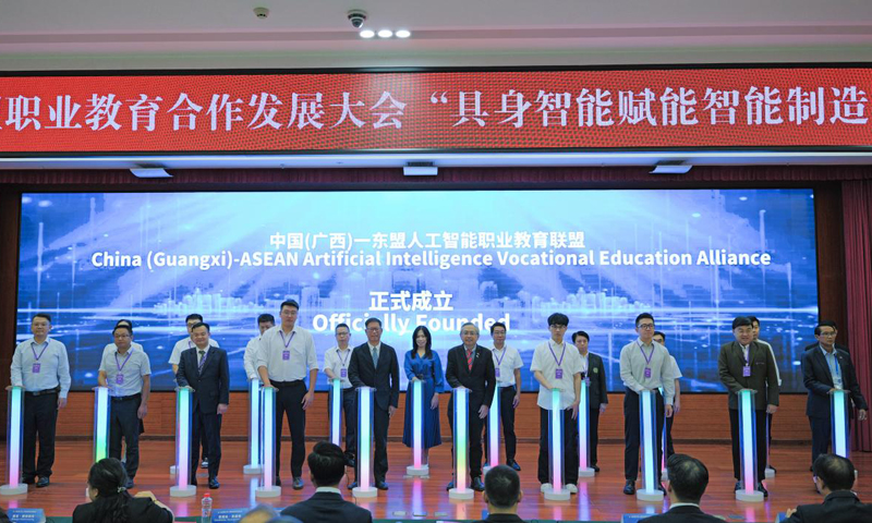 必威网站：“具身智能赋能智能制造人才培养”平行会议在南宁召开(图2)