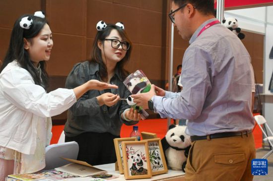 必威网站：记者手记｜从制冰机到榴莲球：“中国制造”在印尼电商展获青睐(图2)