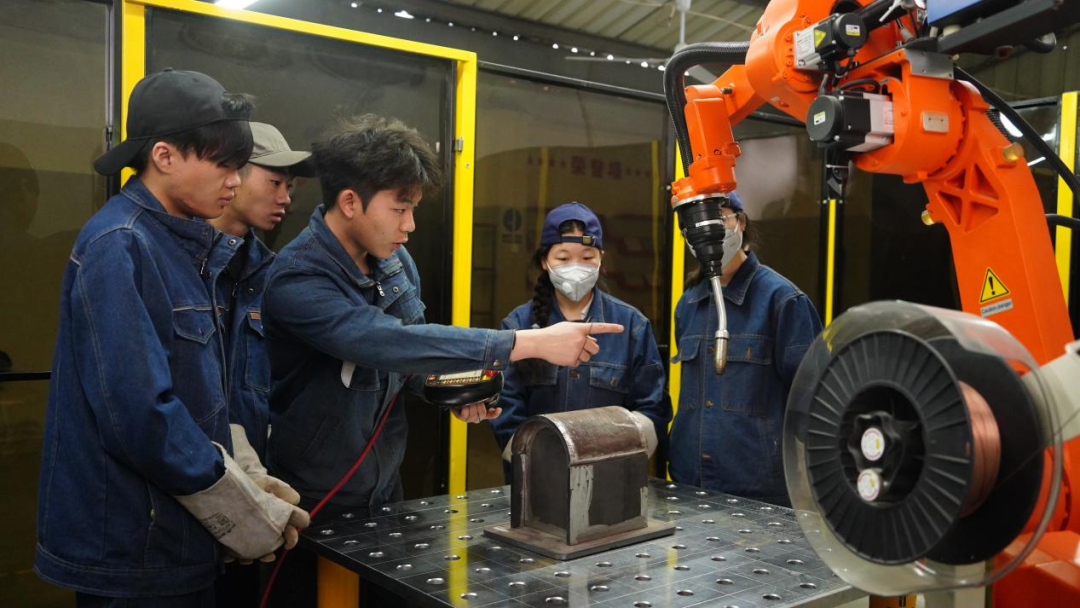 2026就业风向：本科生“回炉”补技能“新蓝领”逆袭出圈(图1)