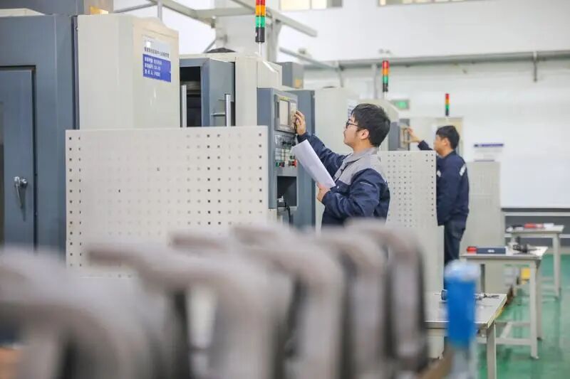 2026就业风向：本科生“回炉”补技能“新蓝领”逆袭出圈(图2)