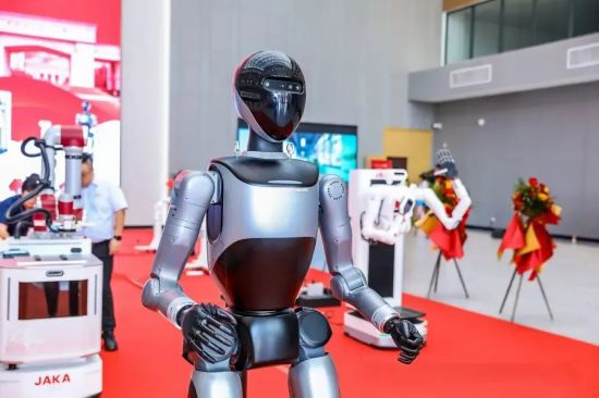 必威首页：奋进五年教育答卷产教融合锻造支撑产业升级的上海职业教育(图5)