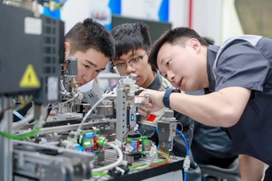 必威首页：奋进五年教育答卷产教融合锻造支撑产业升级的上海职业教育(图6)